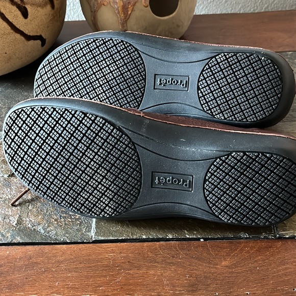 PROPET Chantel brown leather slip resistant shoes.  Size 8 EUC like new! - Picture 5 of 5
